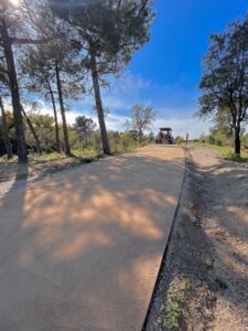 Mise en œuvre de sable stabilisé renforcé pour une voie d'accès et un terrain de pétanque revar tp