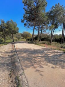 Mise en œuvre de sable stabilisé renforcé pour une voie d'accès et un terrain de pétanque revar tp