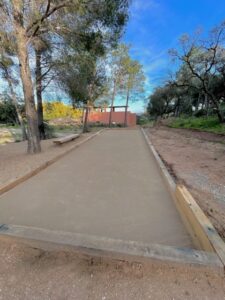 Mise en œuvre de sable stabilisé renforcé pour une voie d'accès et un terrain de pétanque revar tp