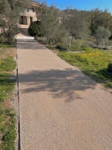 Mise en œuvre de sable stabilisé renforcé pour une voie d'accès et un terrain de pétanque revar tp