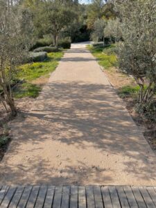 Mise en œuvre de sable stabilisé renforcé pour une voie d'accès et un terrain de pétanque revar tp