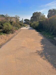 Mise en œuvre de sable stabilisé renforcé pour une voie d'accès et un terrain de pétanque revar tp