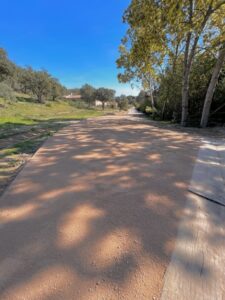 Mise en œuvre de sable stabilisé renforcé pour une voie d'accès et un terrain de pétanque revar tp