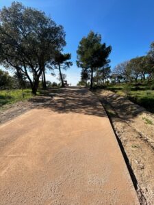 Mise en œuvre de sable stabilisé renforcé pour une voie d'accès et un terrain de pétanque revar tp